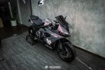 Triumph Daytona dán đổi màu biến sắc