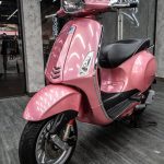 Vespa Sprint dán đổi màu hồng bóng