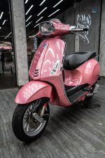 Vespa Sprint dán đổi màu hồng bóng