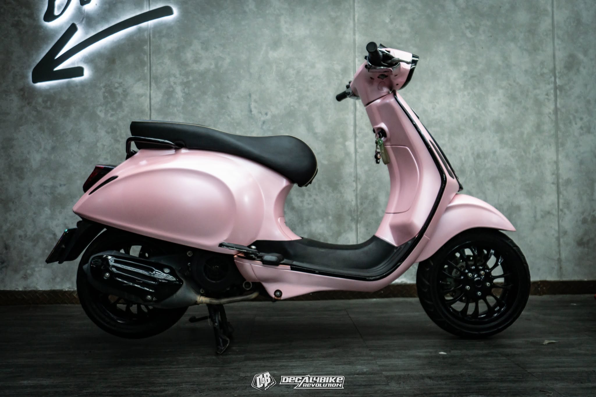 Vespa dán màu hồng mờ 1 Vespa dán màu hồng mờ - Ảnh 1