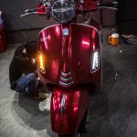 Vespa đỏ chrome